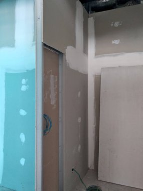 Kuala Lumpur, Malezya-16 Mart 2018: Drywall yükleme yapım aşamasında şantiyede inşaat işçileri tarafından. Bölüm için bir iç duvar yapmanın en kolay ve en ucuz yolu olduğunu. 