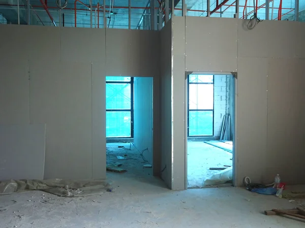 Kuala Lumpur, Malezya-16 Mart 2018: Drywall yükleme yapım aşamasında şantiyede inşaat işçileri tarafından. Bölüm için bir iç duvar yapmanın en kolay ve en ucuz yolu olduğunu. 