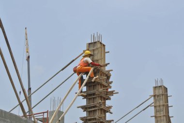 Malacca, Malaysia-18 Haziran 2016: sütun kereste form iş ve takviye çubuğu Malacca, Malaysia inşaat sahasında. Geçici ahşap destek tarafından desteklenen yapı