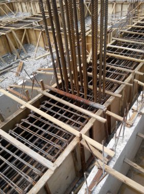 Malacca, Malaysia-18 Haziran 2016: sütun kereste form iş ve takviye çubuğu Malacca, Malaysia inşaat sahasında. Geçici ahşap destek tarafından desteklenen yapı