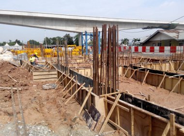 Malacca, Malaysia-18 Haziran 2016: sütun kereste form iş ve takviye çubuğu Malacca, Malaysia inşaat sahasında. Geçici ahşap destek tarafından desteklenen yapı