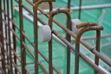 Selangor, Malezya-15 Haziran 2016: sıcak haddelenmiş deforme çelik çubuklar veya çelik takviye çubuğu inşaat sahasında. Beton güçlendirmek için kullanın. Ahşap formu iş tarafından kapak.