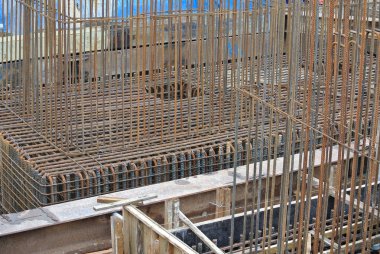 Selangor, Malezya-15 Haziran 2016: sıcak haddelenmiş deforme çelik çubuklar veya çelik takviye çubuğu inşaat sahasında. Beton güçlendirmek için kullanın. Ahşap formu iş tarafından kapak.