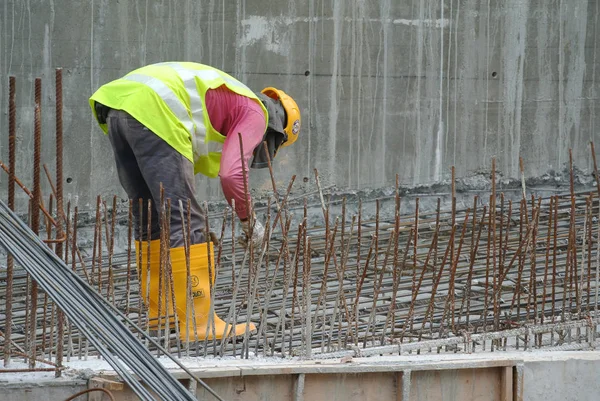 马来西亚马六甲 2016年6月27日 建筑工人在马来西亚马六甲的建筑工地制造钢筋 钢筋是用小电线连接在一起的 — 图库照片