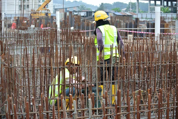 马来西亚马六甲 2016年6月27日 建筑工人在马来西亚马六甲的建筑工地制造钢筋 钢筋是用小电线连接在一起的 — 图库照片