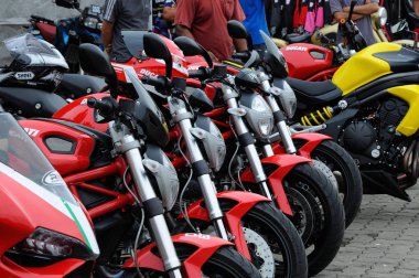 Port Dickson, Malezya-04 Eylül 2016: Grup büyük bisiklet ve superbike motosiklet otopark.   