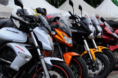 Port Dickson, Malezya-04 Eylül 2016: Grup büyük bisiklet ve superbike motosiklet otopark.   