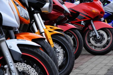 Port Dickson, Malezya-04 Eylül 2016: Grup büyük bisiklet ve superbike motosiklet otopark.   