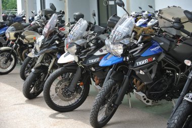 Port Dickson, Malezya-04 Eylül 2016: Grup büyük bisiklet ve superbike motosiklet otopark.   