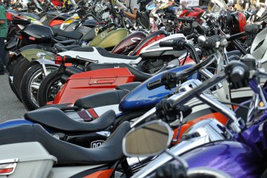 Port Dickson, Malezya-04 Eylül 2016: Grup büyük bisiklet ve superbike motosiklet otopark.   