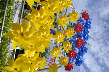 Putrajaya, Malezya-30 Mayıs 2016: renkli plastikten yapılmış oyuncaklar çiçek yel değirmeni grup yerleştirilen metal çerçeve ve görüntü kamu bahçe '. 