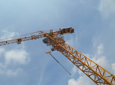 Perak, Malezya-27 Temmuz 2016: Perak, Malezya inşaat sahasında ağır yük taşıma için kullanılan Vinçler   