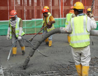 Perak, Malezya-27 Ağustos 2016: inşaat işçileri fil vinç veya beton pompası hortumu kullanarak ıslak beton dökme vinç inşaat alanındaki.