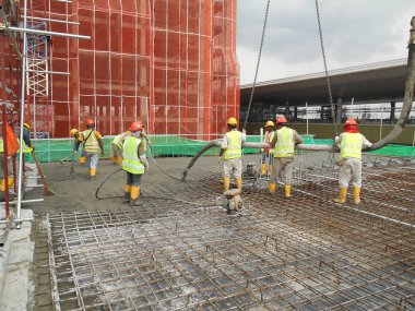 Perak, Malezya-27 Ağustos 2016: inşaat işçileri fil vinç veya beton pompası hortumu kullanarak ıslak beton dökme vinç inşaat alanındaki.