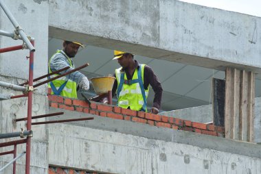 Malacca, Malaysia-24 Ağustos 2016: inşaat işçileri inşaat alanındaki formu tuğla duvar tuğla döşeme.  