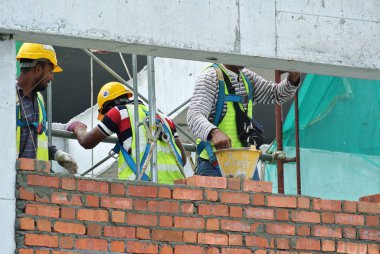 Malacca, Malaysia-24 Ağustos 2016: inşaat işçileri inşaat alanındaki formu tuğla duvar tuğla döşeme.  