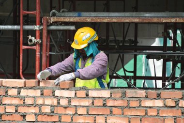 Malacca, Malaysia-24 Ağustos 2016: inşaat işçileri inşaat alanındaki formu tuğla duvar tuğla döşeme.  
