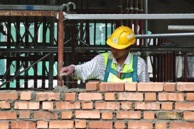 Malacca, Malaysia-24 Ağustos 2016: inşaat işçileri inşaat alanındaki formu tuğla duvar tuğla döşeme.  