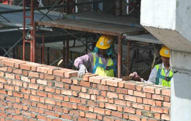 Malacca, Malaysia-24 Ağustos 2016: inşaat işçileri inşaat alanındaki formu tuğla duvar tuğla döşeme.  