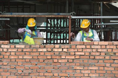 Malacca, Malaysia-24 Ağustos 2016: inşaat işçileri inşaat alanındaki formu tuğla duvar tuğla döşeme.  