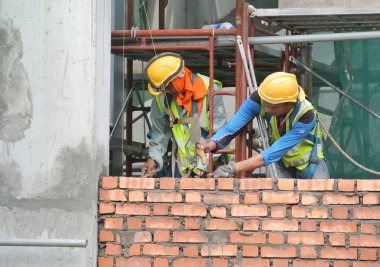 Malacca, Malaysia-24 Ağustos 2016: inşaat işçileri inşaat alanındaki formu tuğla duvar tuğla döşeme.  