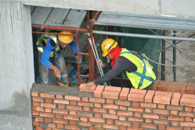Malacca, Malaysia-24 Ağustos 2016: inşaat işçileri inşaat alanındaki formu tuğla duvar tuğla döşeme.  