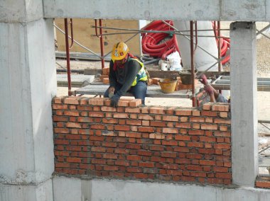 Malacca, Malaysia-24 Ağustos 2016: inşaat işçileri inşaat alanındaki formu tuğla duvar tuğla döşeme.  
