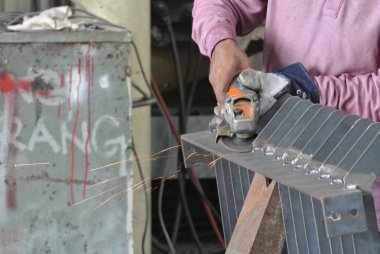 İnşaat işçileri Selangor, Malezya İnşaat sahasında mobil değirmeni kullanarak Bar takviye kesme. 