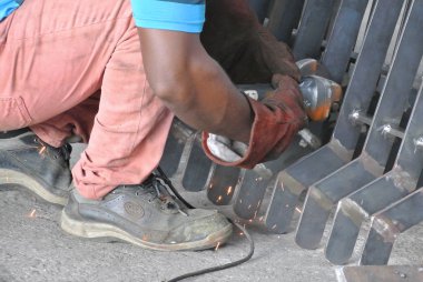 İnşaat işçileri Selangor, Malezya İnşaat sahasında mobil değirmeni kullanarak Bar takviye kesme. 