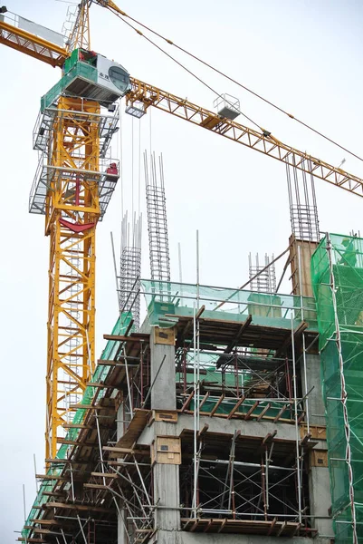 Perak Malaysia Heinäkuu 2016 Tower Crane Nosti Raskasta Kuormaa Perakissa — kuvapankkivalokuva