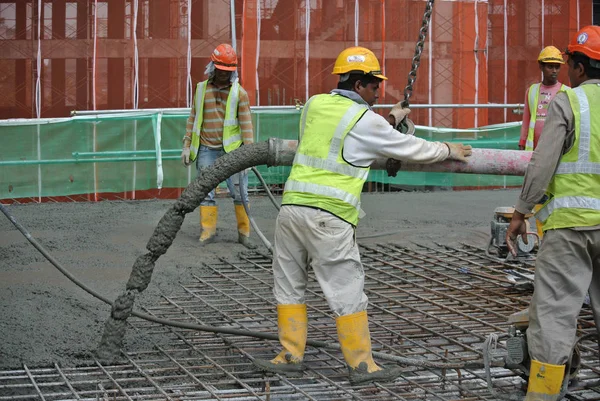 马来西亚 Perak 2016年8月27日 施工工人在施工现场用大象吊车或混凝土泵起重机的软管浇筑湿混凝土 — 图库照片