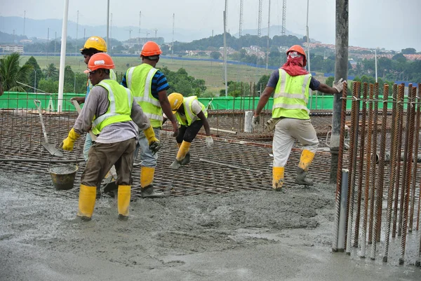 Perak Malezja Sierpnia 2016 Pracowników Budowlanych Wylewanie Betonu Mokro Pomocą — Zdjęcie stockowe
