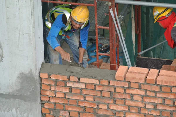 Malacca Malaysia August 2016 Pekerja Konstruksi Meletakkan Bata Untuk Membentuk — Stok Foto