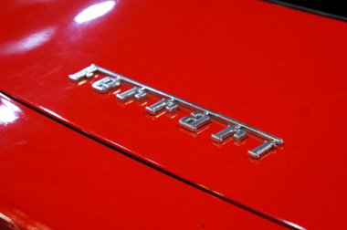 Kuala Lumpur, Malezya - 24 Kasım 2018: Ferrari araba marka amblemi ve logolar. Maranello dayalı bir İtalyan lüks spor otomobil üreticisi Ferrari olduğunu.