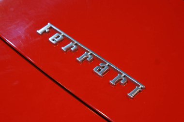 Kuala Lumpur, Malezya - 24 Kasım 2018: Ferrari araba marka amblemi ve logolar. Maranello dayalı bir İtalyan lüks spor otomobil üreticisi Ferrari olduğunu.