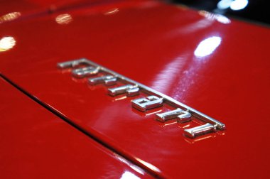 Kuala Lumpur, Malezya - 24 Kasım 2018: Ferrari araba marka amblemi ve logolar. Maranello dayalı bir İtalyan lüks spor otomobil üreticisi Ferrari olduğunu.