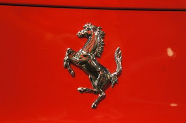 Kuala Lumpur, Malezya - 24 Kasım 2018: Ferrari araba marka amblemi ve logolar. Maranello dayalı bir İtalyan lüks spor otomobil üreticisi Ferrari olduğunu.