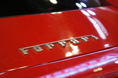 Kuala Lumpur, Malezya - 24 Kasım 2018: Ferrari araba marka amblemi ve logolar. Maranello dayalı bir İtalyan lüks spor otomobil üreticisi Ferrari olduğunu.