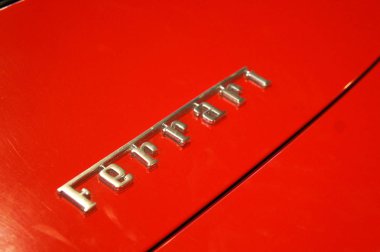 Kuala Lumpur, Malezya - 24 Kasım 2018: Ferrari araba marka amblemi ve logolar. Maranello dayalı bir İtalyan lüks spor otomobil üreticisi Ferrari olduğunu.