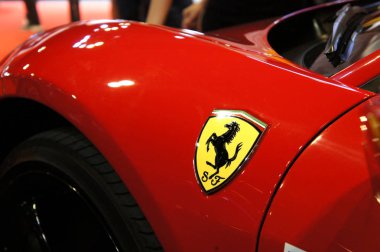 Kuala Lumpur, Malezya - 24 Kasım 2018: Ferrari araba marka amblemi ve logolar. Maranello dayalı bir İtalyan lüks spor otomobil üreticisi Ferrari olduğunu.