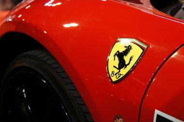 Kuala Lumpur, Malezya - 24 Kasım 2018: Ferrari araba marka amblemi ve logolar. Maranello dayalı bir İtalyan lüks spor otomobil üreticisi Ferrari olduğunu.