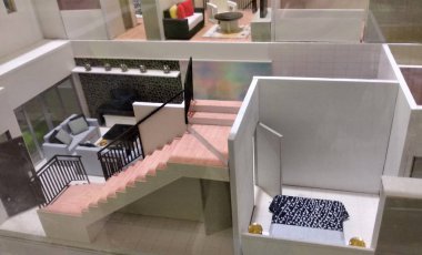 Kuala Lumpur, Malezya-10 Mayıs 2018: minyatür çift hikaye teras ev iç mobilya ile tam maketi.  