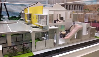 Kuala Lumpur, Malezya-10 Mayıs 2018: minyatür çift hikaye teras ev iç mobilya ile tam maketi.  