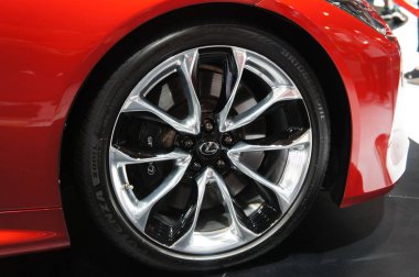 Kuala Lumpur, Malezya - 24 Kasım 2018: Lexus araba marka amblemi ve logolar. Lexus lüks ve premium Japon otomobil üreticisi Toyota markasıdır. 