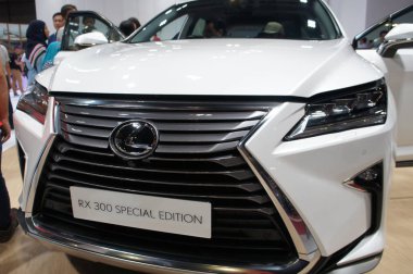 Kuala Lumpur, Malezya - 24 Kasım 2018: Lexus araba marka amblemi ve logolar. Lexus lüks ve premium Japon otomobil üreticisi Toyota markasıdır. 