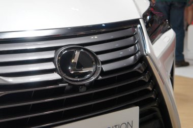 Kuala Lumpur, Malezya - 24 Kasım 2018: Lexus araba marka amblemi ve logolar. Lexus lüks ve premium Japon otomobil üreticisi Toyota markasıdır. 
