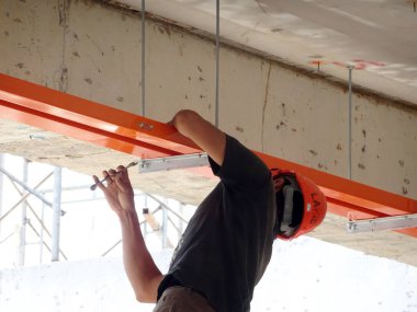 Kuala Lumpur, Malezya-6 Haziran 2019: elektrik hizmetleri, boru, kablo ve tel-ring şantiyede inşaat işçileri tarafından yüksek düzeyde yükleme. 