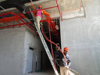 Kuala Lumpur, Malezya-6 Haziran 2019: elektrik hizmetleri, boru, kablo ve tel-ring şantiyede inşaat işçileri tarafından yüksek düzeyde yükleme. 