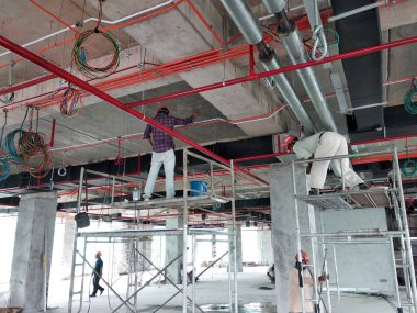 Kuala Lumpur, Malezya-6 Haziran 2019: elektrik hizmetleri, boru, kablo ve tel-ring şantiyede inşaat işçileri tarafından yüksek düzeyde yükleme. 