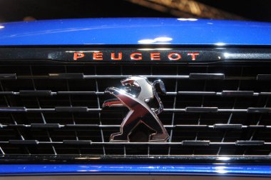 Kuala Lumpur, Malezya-11 Kasım 2017: seçili Peugeot araba amblemi ve marka logosunun araba vücut, odaklanmış. Modern ve yüksek teknoloji araba Fransa ünlü otomobil üreticisi tarafından inşa.   